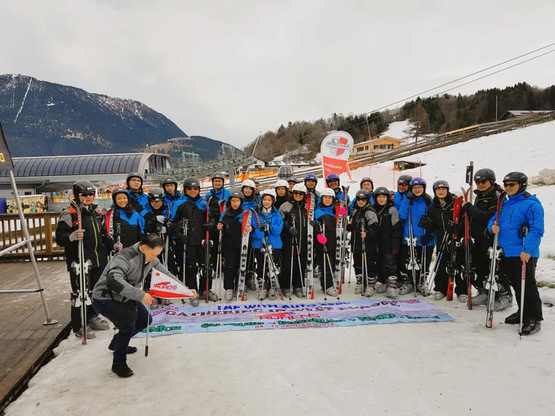 Grup perjalanan Ruhens dengan perlengkapan ski di pegunungan bersalju.