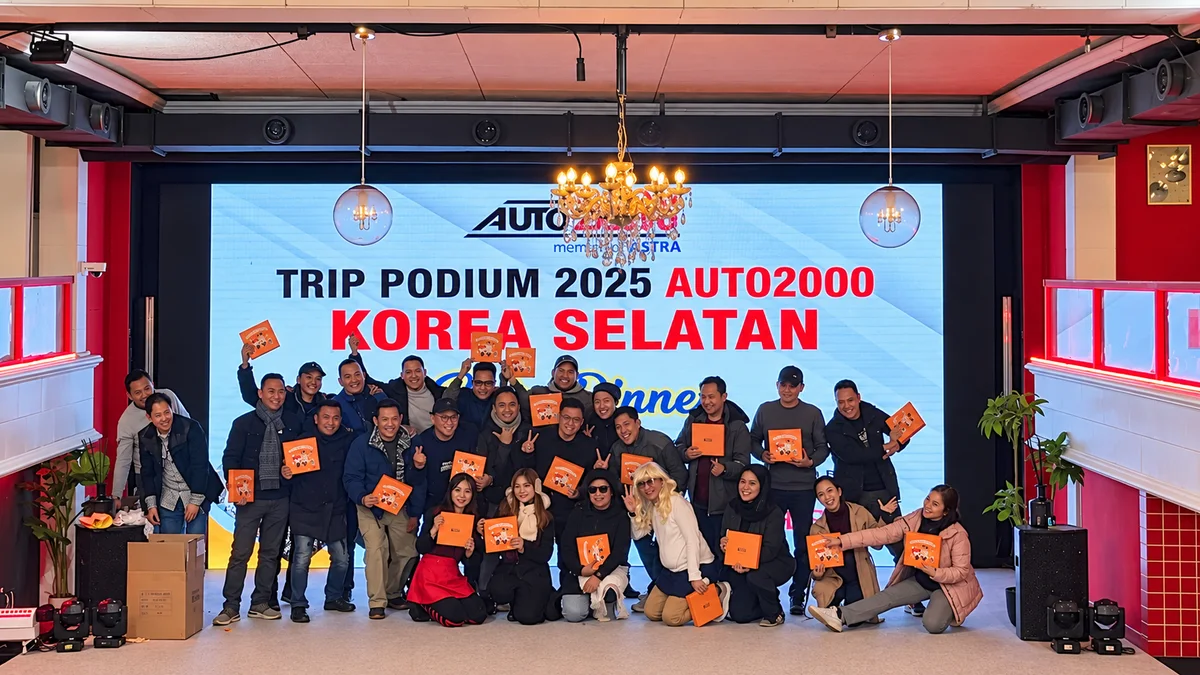 Peserta kegiatan berpose bersama dengan latar acara Trip Podium 2025 Auto 2000 Korea Selatan.